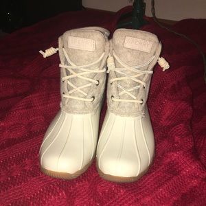Sperry winter boots with a side zipper